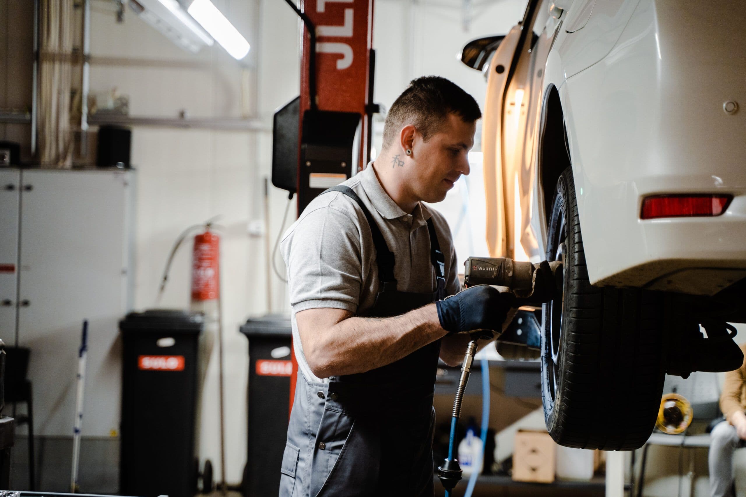 Automehaanik rehvi vahetamas