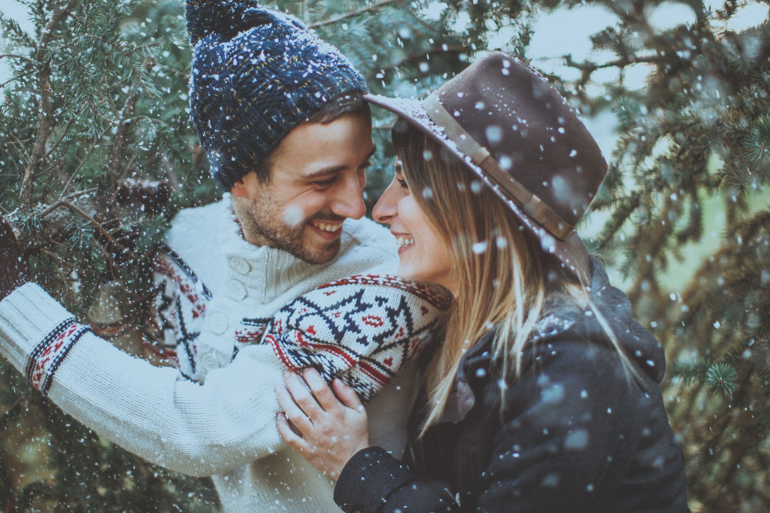 Kaks inimest seisavad lumes, puud taustal