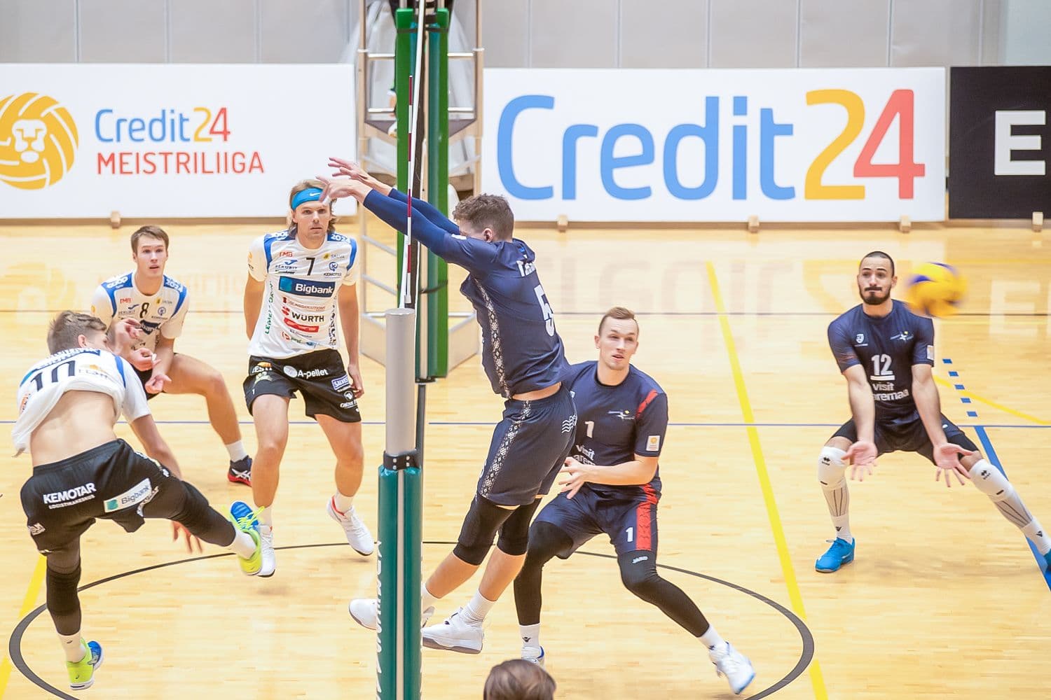 Kuus mängijat Credit24 Meistriliiga võrkpallimängus, üks mängija hüppab palli lööma või blokeerima.