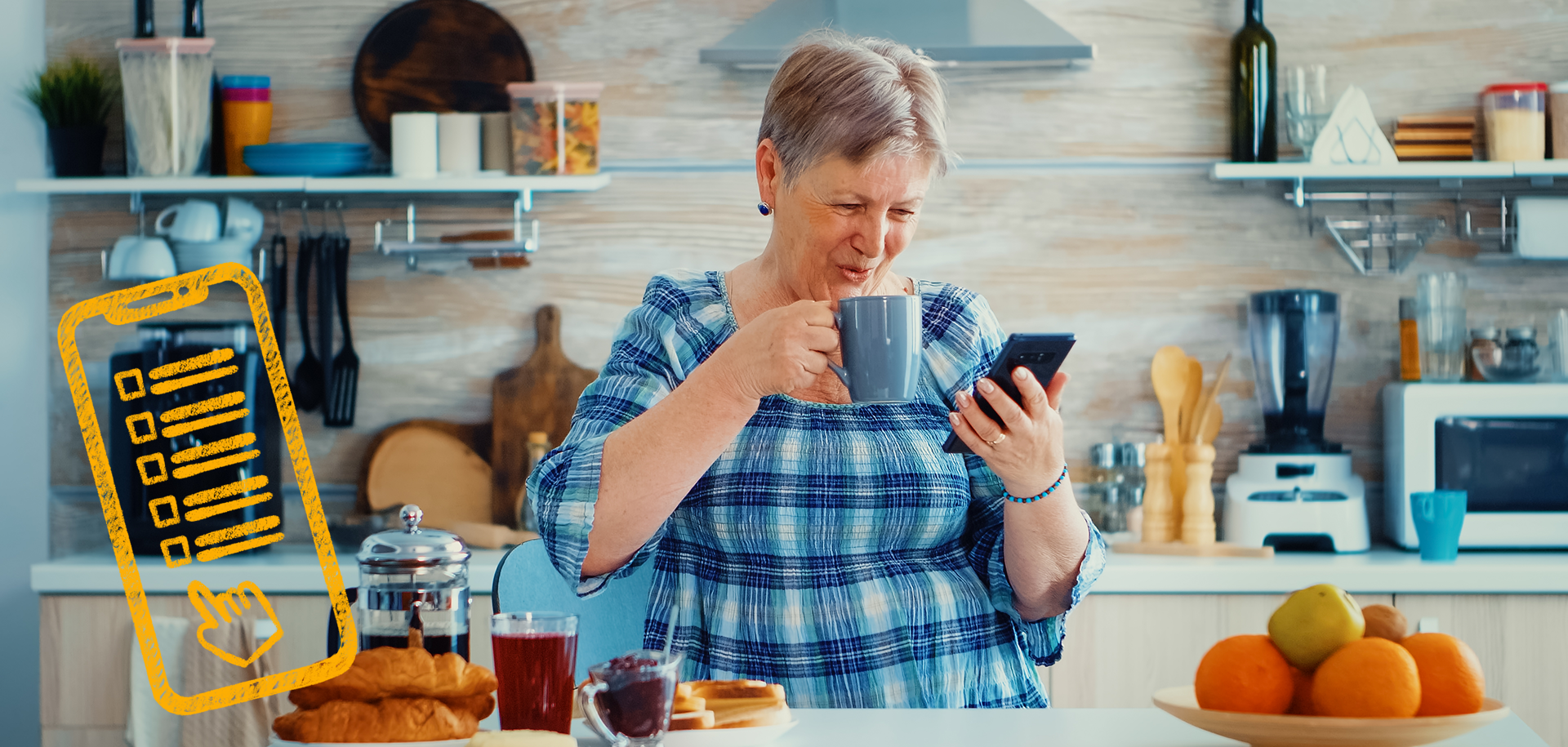 Inimene köögis hoiab kruusi ja vaatab nutitelefoni, taustal toiduained ja nõud