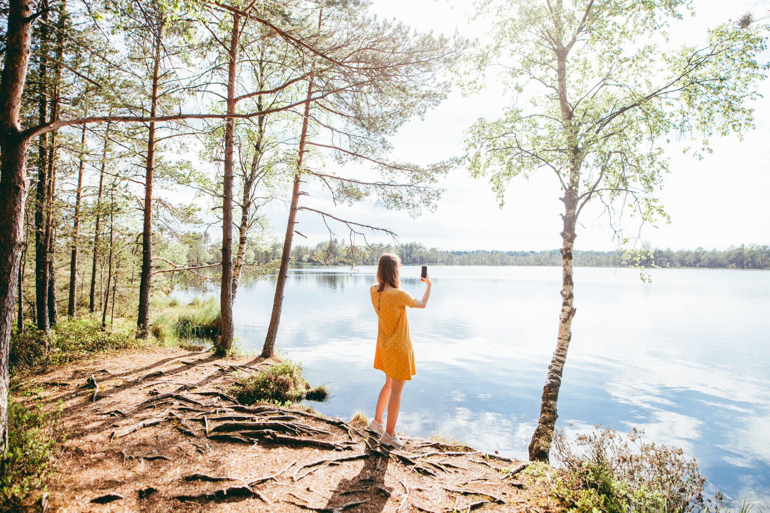 Naine järve ääres seismas