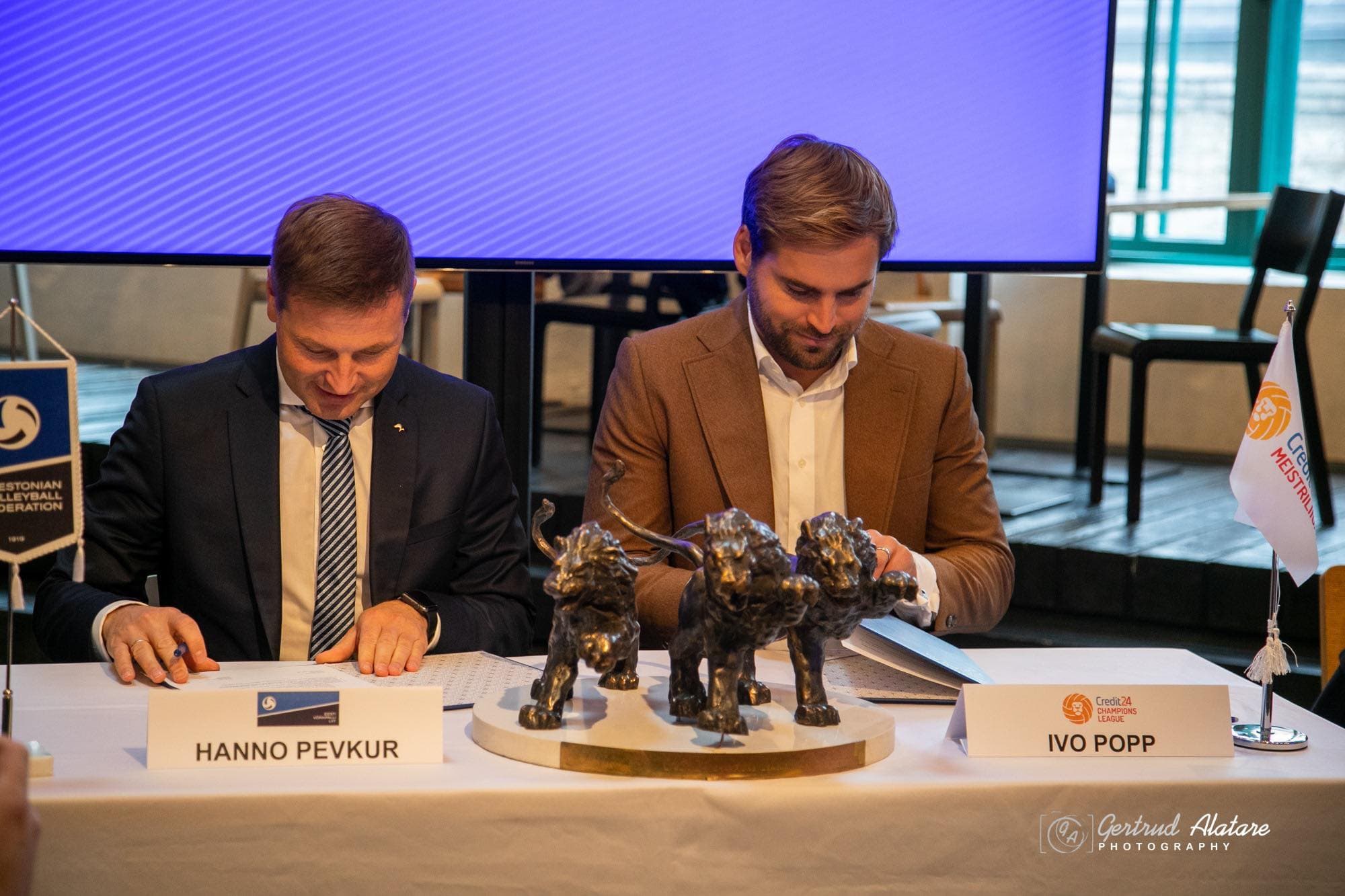 Hanno Pevkur ja Ivo Popp istuvad laua taga, ees nimi- ja maleföderatsiooni sildid