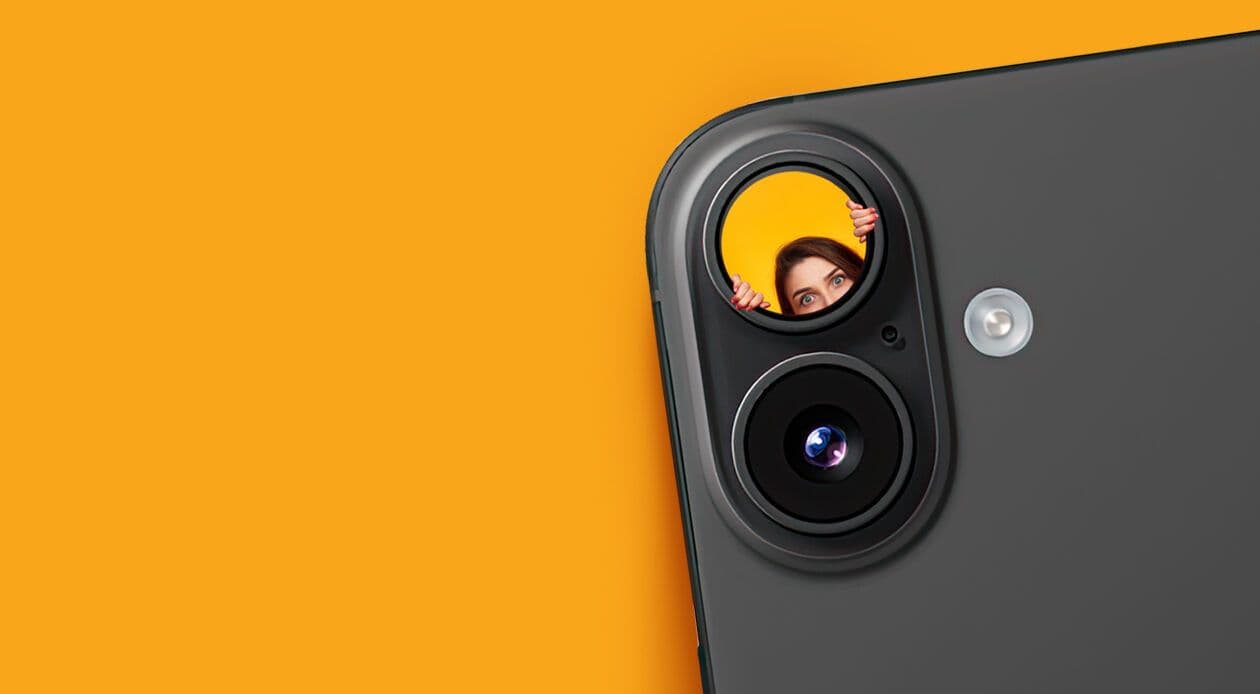 Miniatuurne naine peidab end iPhone'i ümbrise taha