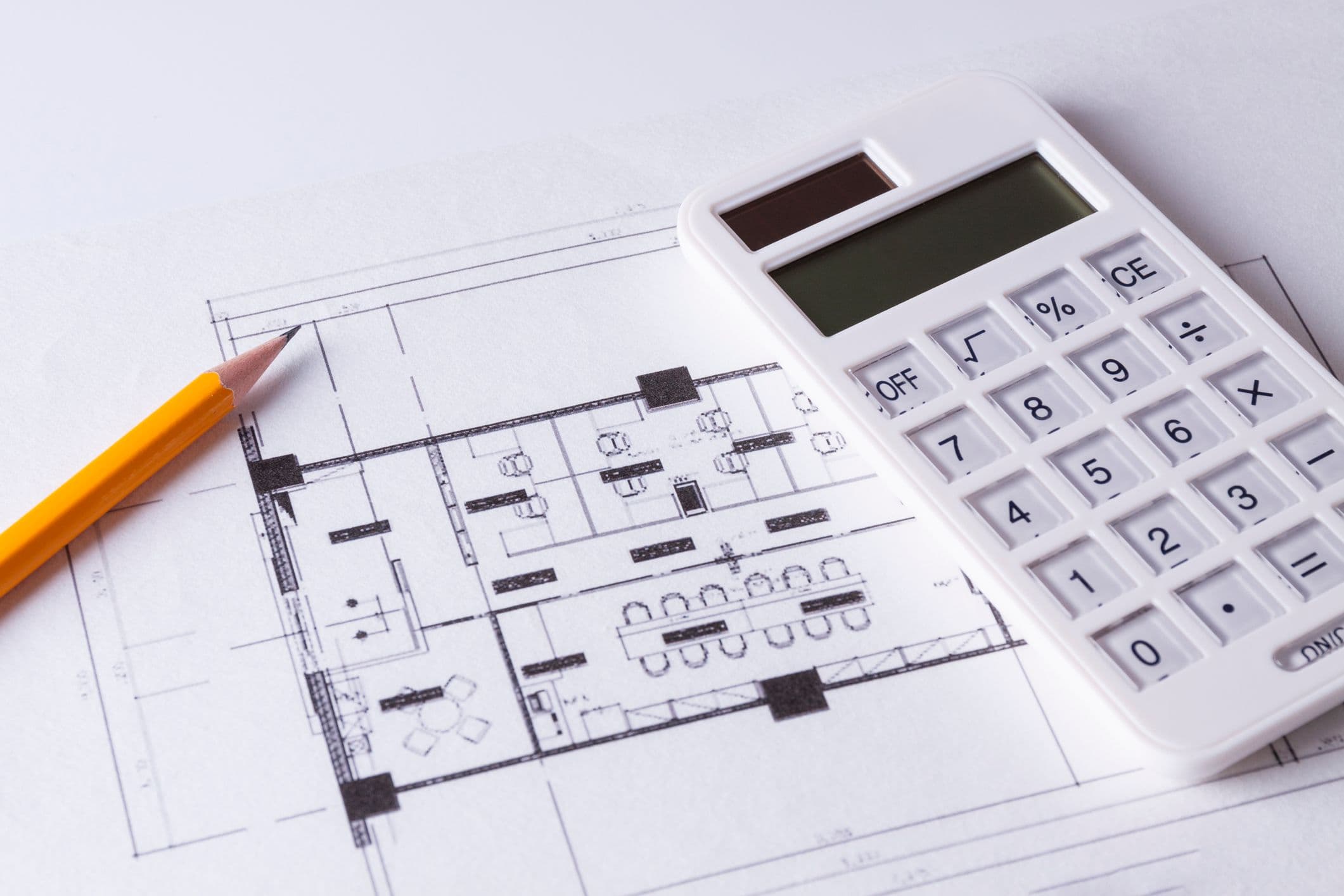 Põrandaplaan joonisega, millel on kollane pliiats ja valge kalkulaator