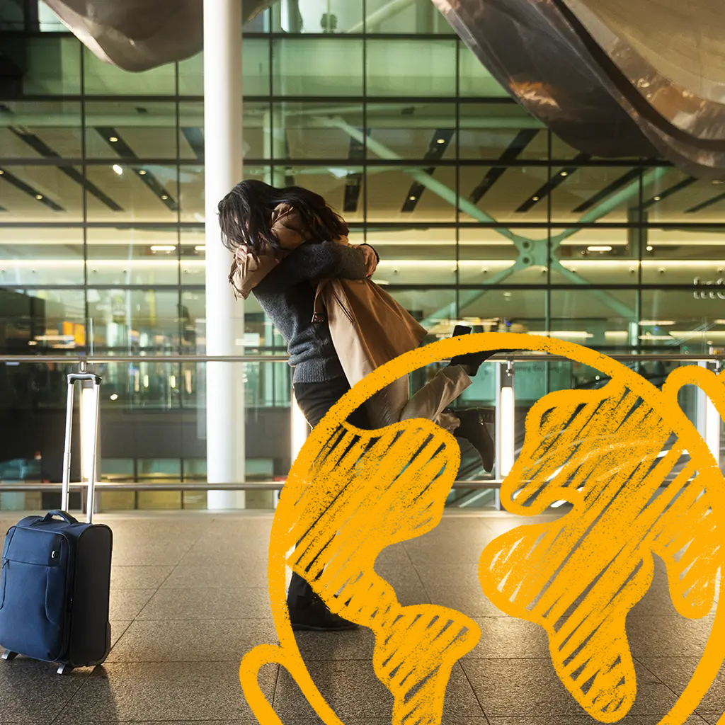 Kaks inimest kallistavad lennujaama terminalis, üks tõstab teise maast lahti; kõrval sinine ratastega kohver, taustal suured klaasaknad ja moodne arhitektuur, allosas kollane gloobuse illustratsioon