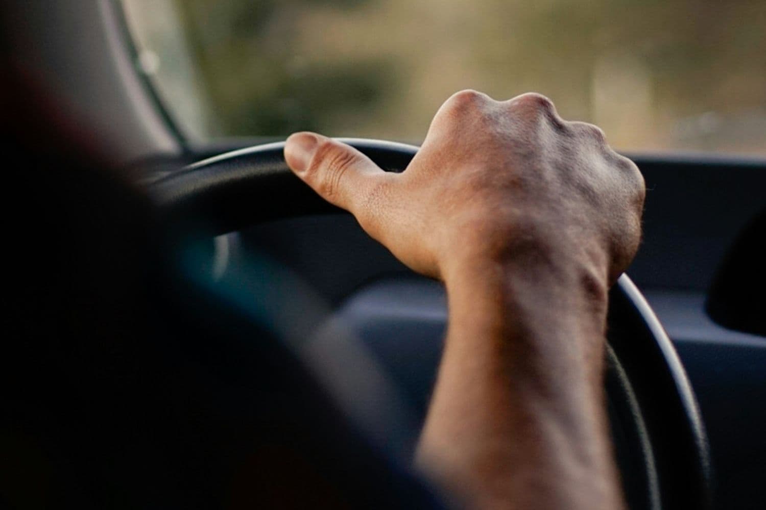 Punane mootorratas musta kiivriga juhtraual, taustal udune väli