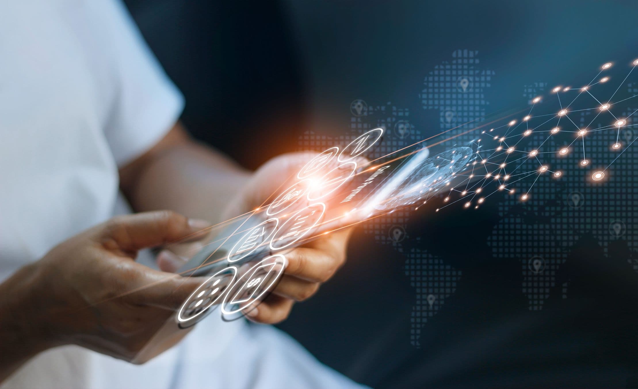 Inimene kasutab nutitelefoni, taustal maailmakaart ja digitaalsed ühendused.