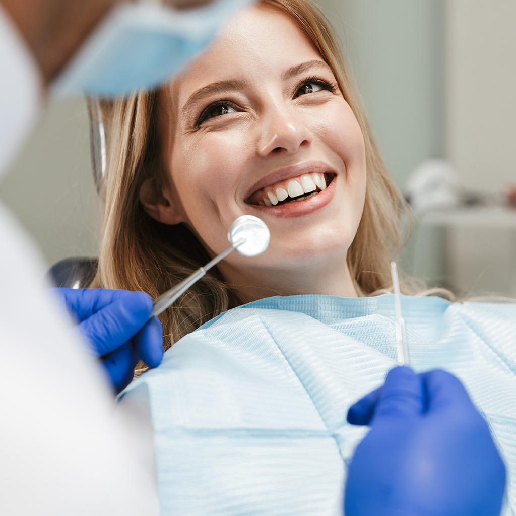 Hambaarst kontrollib patsiendi hambaid, fookuses sinistes kinnastes käed ja tööriistad